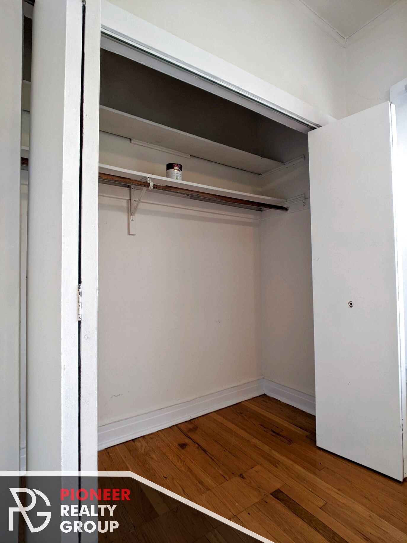 Building Photo - 822 W Waveland Ave