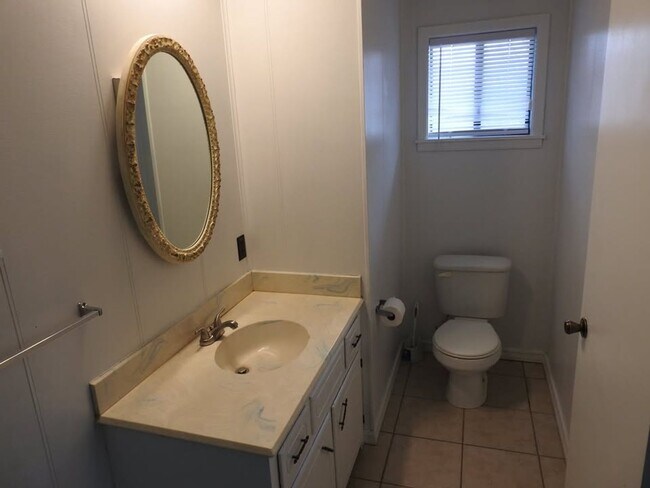 Building Photo - Move-in Ready!  3-Bed, 2-Bath Farmington Home.  Fenced-in backyard + 2x Car Garage