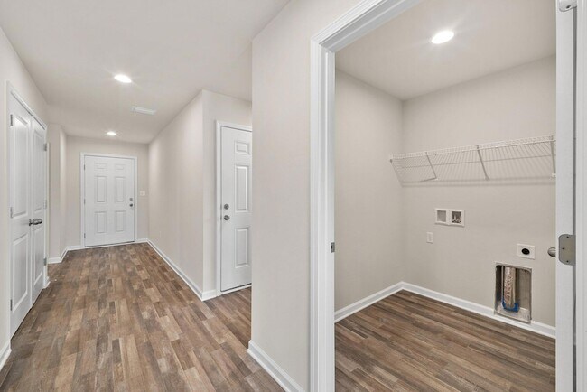 Building Photo - 511 Whispering Creek Ave