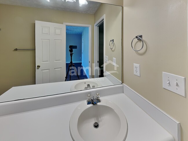 Building Photo - 2656 Lake Park Bnd