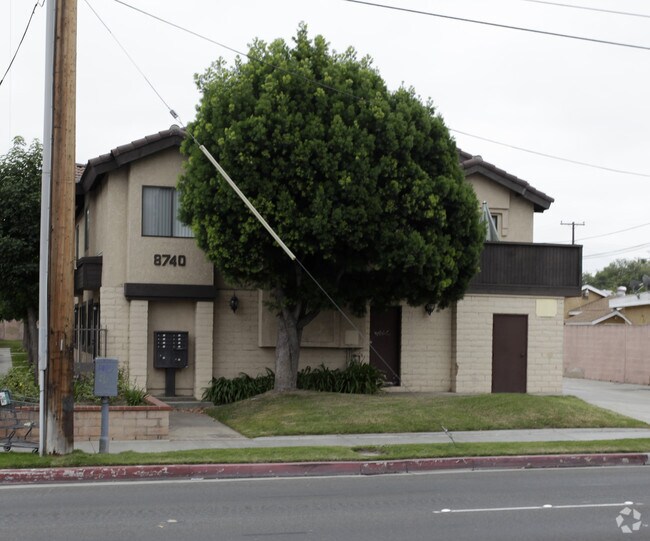 Building Photo - 8740 Valley View St