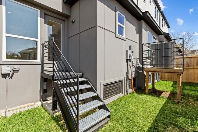 Building Photo - 2509 N MacGregor Way