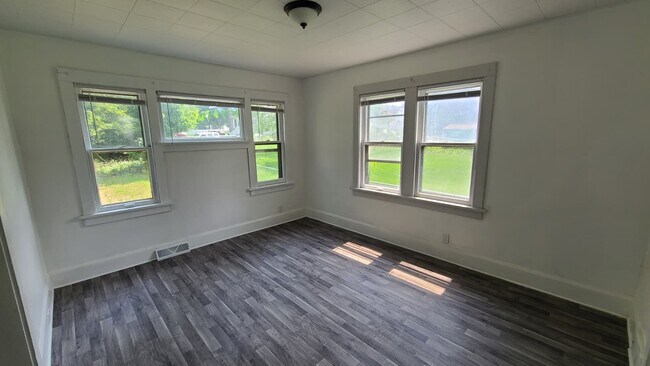 Building Photo - 513 N Sunset Ave