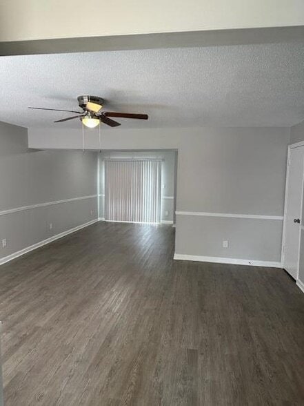 Building Photo - 661 Village Green Dr