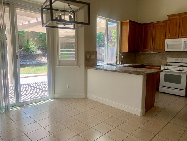 Building Photo - 4 bedroom 2 bath Empire Ranch home