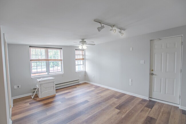 Building Photo - 2553 E Somerset St