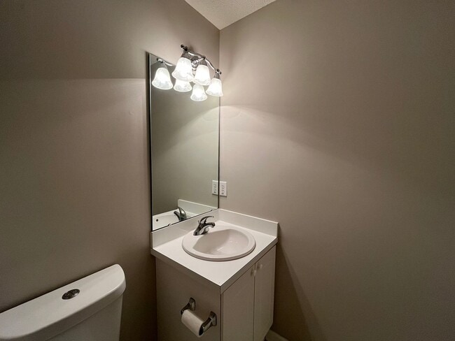 Building Photo - Charming 2BD, 2.5BA Townhome in an Excellent Community with Amenities