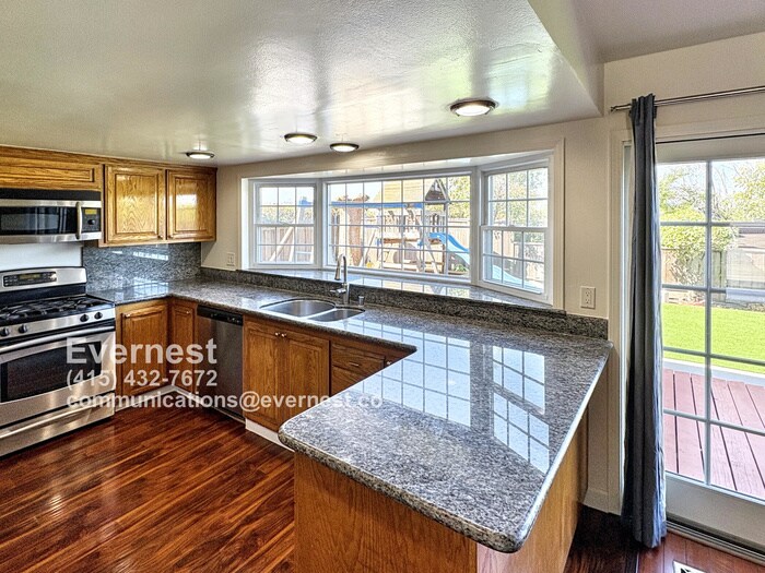 Building Photo - 1571 Sun Ln