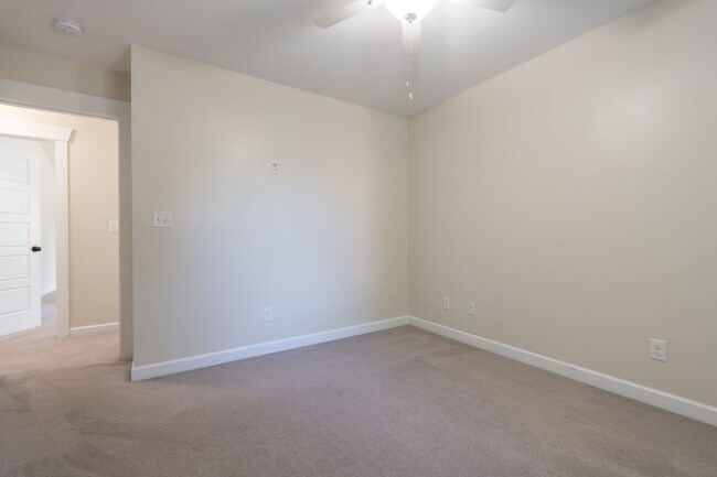 Building Photo - MOVE IN READY 3 Bedroom in the Heart of Western Branch!
