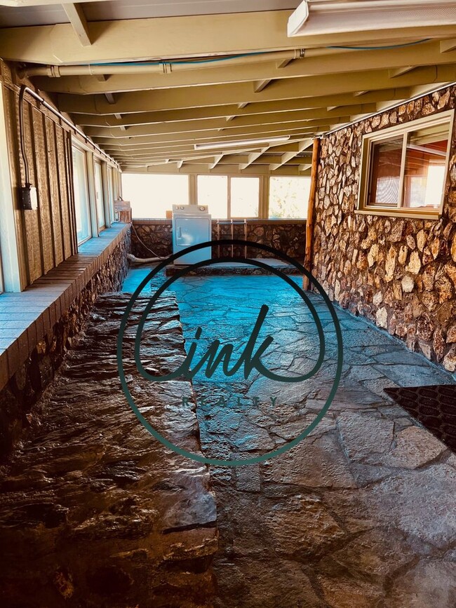 Building Photo - Charming Cabin-Style Home with Stunning To...