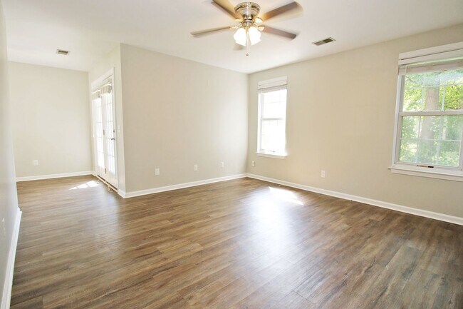 Building Photo - Available for Move-In July 20th ! 3 Bedroo...