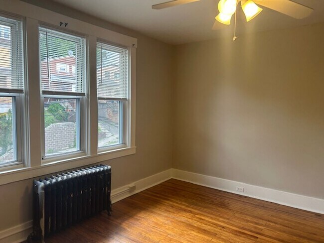 Building Photo - 1039 Mirror St