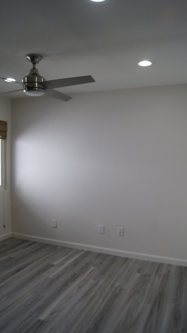 Building Photo - 27403 Garza Dr