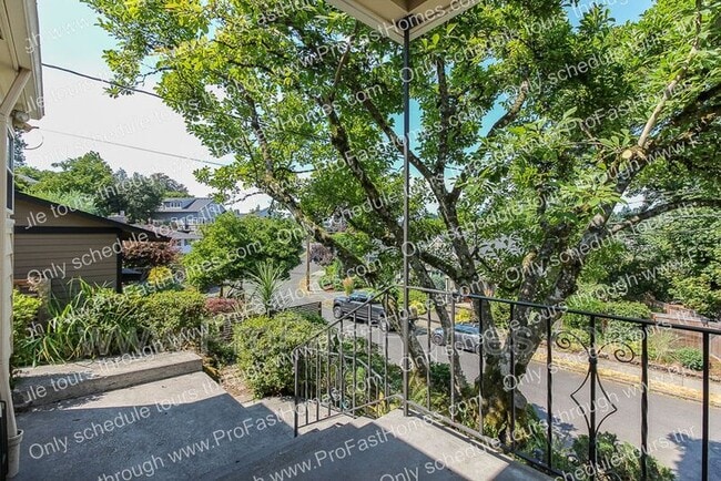 Building Photo - 616 SW Moss St