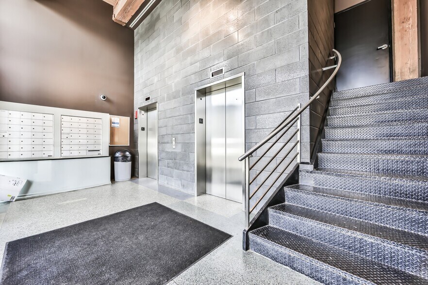 Building Photo - 2911 N Western Ave