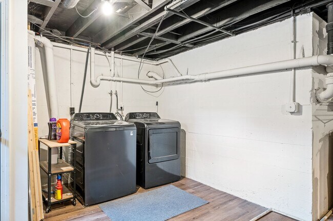 Building Photo - Charming St. Matthews Ranch