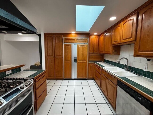 Building Photo - Charming Marysville Rambler-Style Duplex