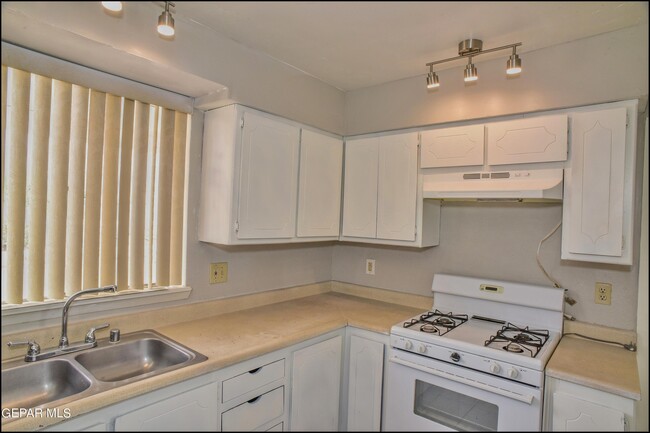 Building Photo - 10415 Ashwood Dr
