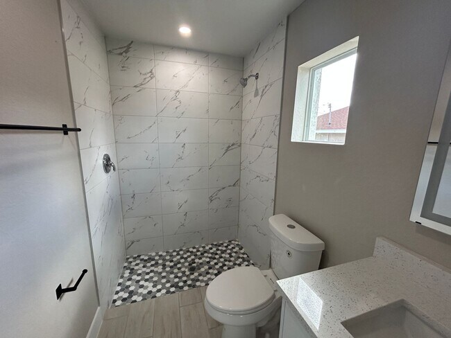 Building Photo - 1906 NW 21st Ave