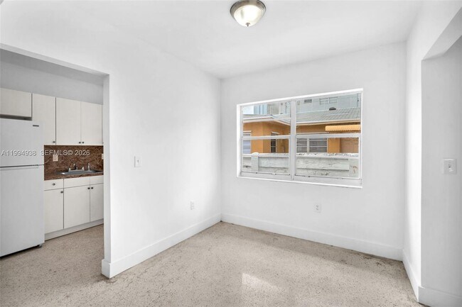 Building Photo - 2130 Bay Dr