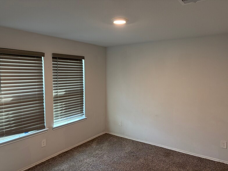Building Photo - 103 Pecos Dr