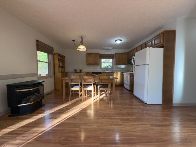 Building Photo - 450 Rhododendron Ln