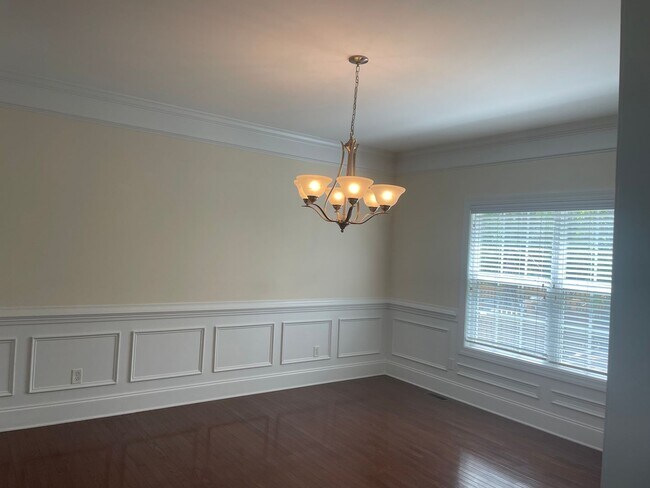 Building Photo - Outstanding Five Bedroom Three Full Bathro...