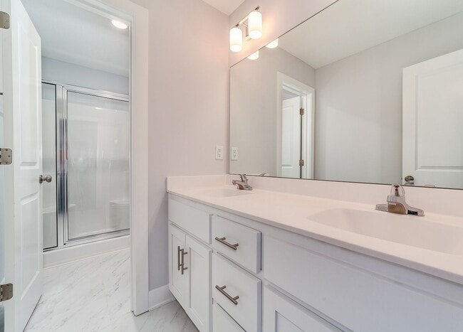 Building Photo - Move-In Ready 4-Bedroom Beauty with Modern...