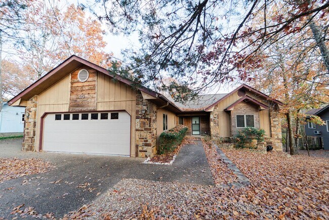 Building Photo - Beautiful 4 bedroom, 3 bathroom home on the East End of Hot Springs Village. Pets are considered ...