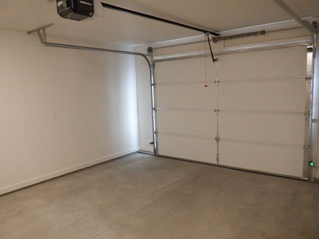 Building Photo - 3 bedroom- 2 bath Newer Construction