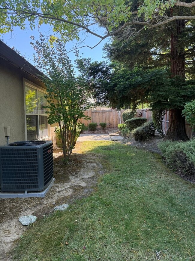 Building Photo - BEAUTIFUL SINGLE STORY 3+BD, 2.5 BA, & 3 CAR GARAGE!