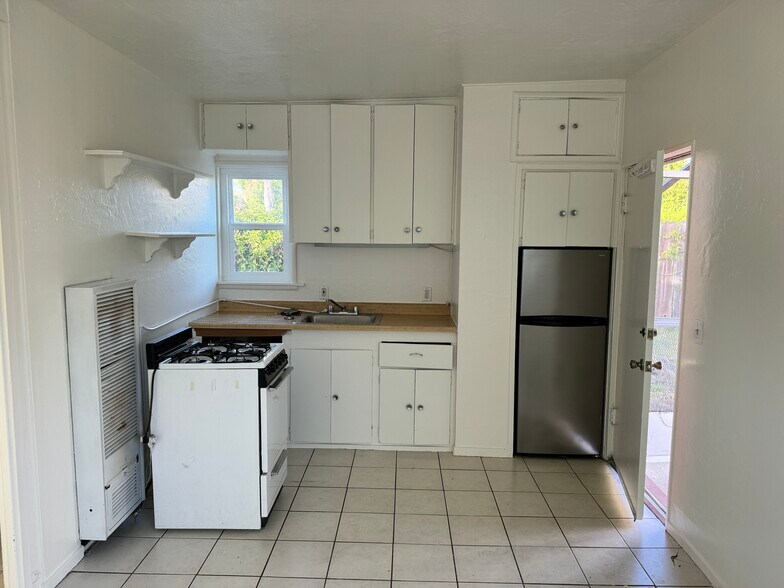 Kitchen - 59 Chorro St