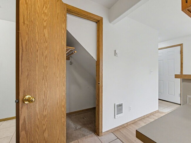 Building Photo - NAVAB02