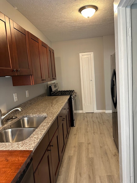 Kitchen the other way - 2086 Marlindale Rd