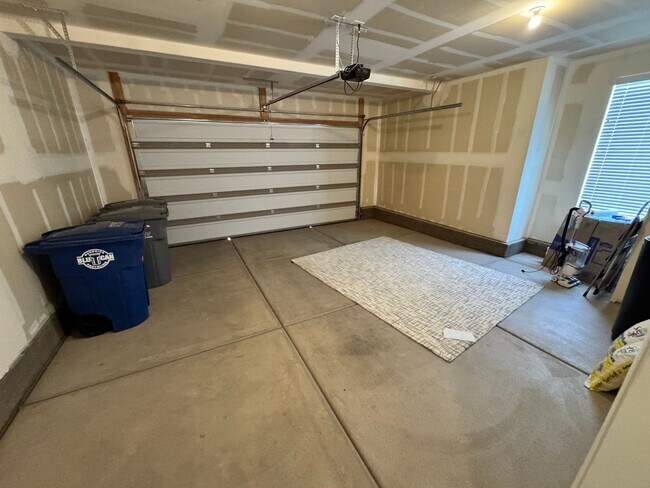 Building Photo - Pet Friendly!! Fresh and Clean!!  Ready to go!