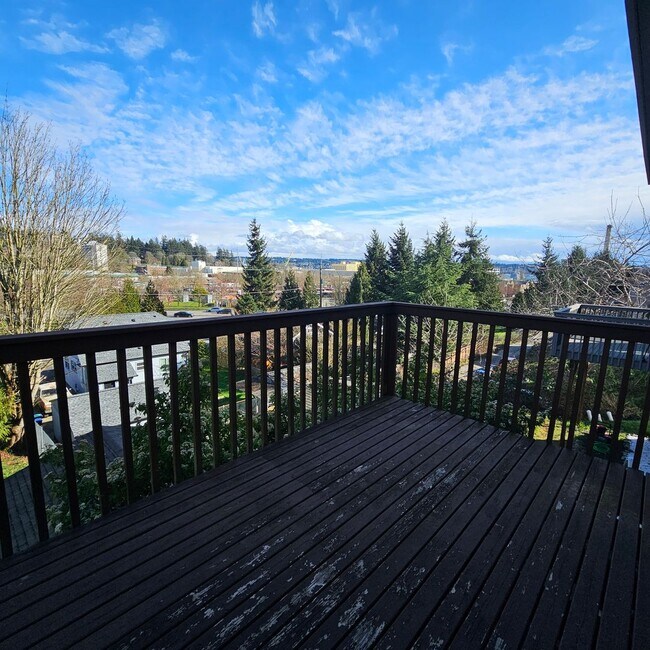 Building Photo - Beautiful Home with Mt. Rainier Views – Close to PSNS & Ferries