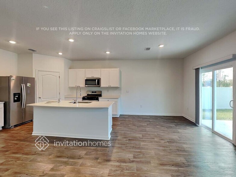 Building Photo - 701 Orellana Rd