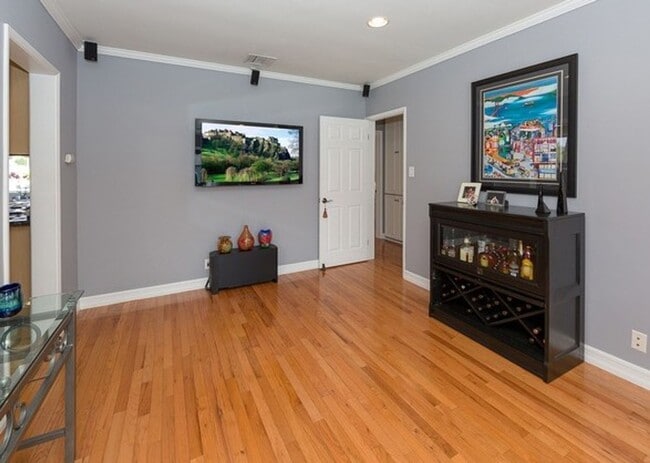 Building Photo - PRIVATE HOUSE.. POOL.  3 Bedroom + 2 Bath. In UNIT WASHER / DRYER