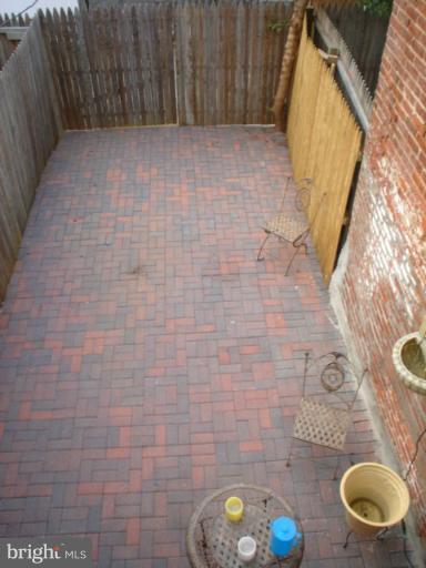Private Patio - 1208 1/2 Wylie St NE