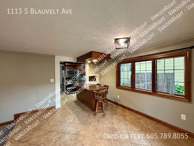 Building Photo - 1113 S Blauvelt Ave