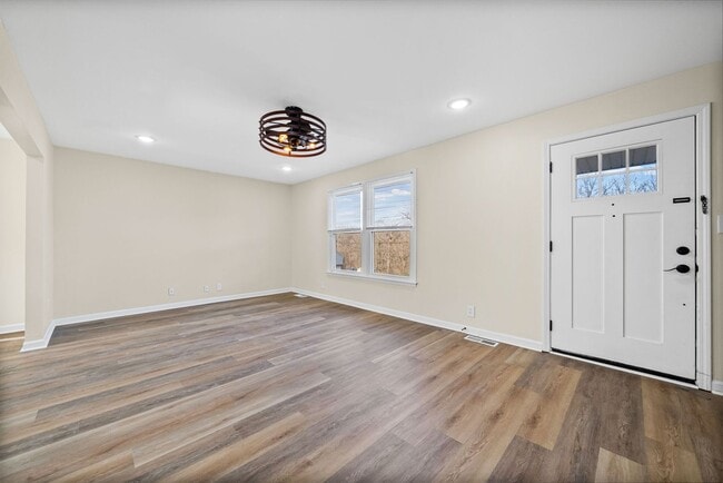 Building Photo - 564 Briarwood Dr