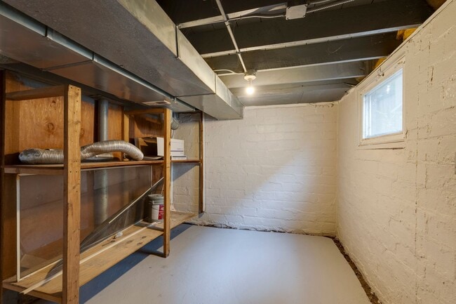 Building Photo - Spacious 3 Bedroom 1 Bath House Located in...