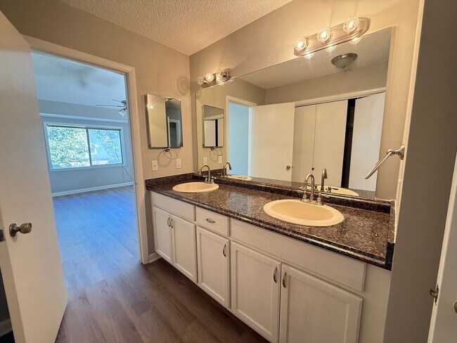 Building Photo - Bellevue!  2 Bedroom / 2 Bath House w/ Loft!  Renovated - Pet Friendly