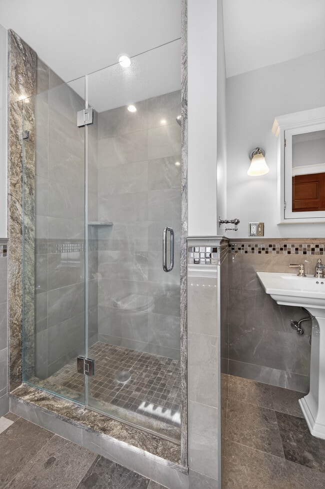 Building Photo - 35 Birch St