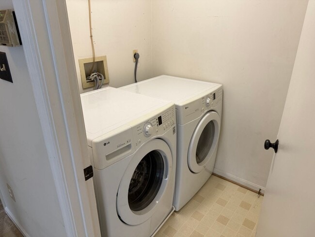 Building Photo - Spacious 2 Bedroom 2 Bathroom Condo in Aspen Hill