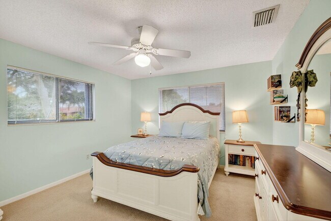 Building Photo - 15 Farnworth Dr