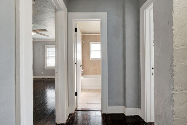 Building Photo - Charming 2-Bed, 1-Bath Upstairs Duplex Near the Paseo District * * * $350 MOVE-IN SPECIAL * * *