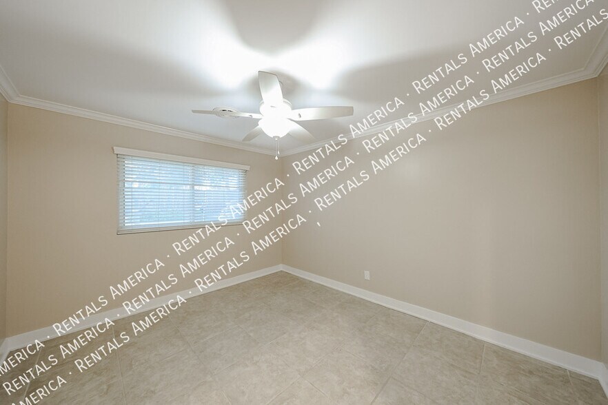 Building Photo - 1424 N Gene Ave