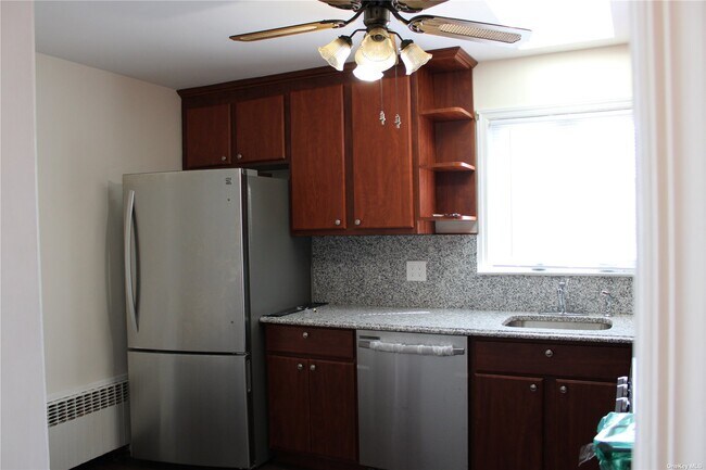 Building Photo - 37 Hemlock St