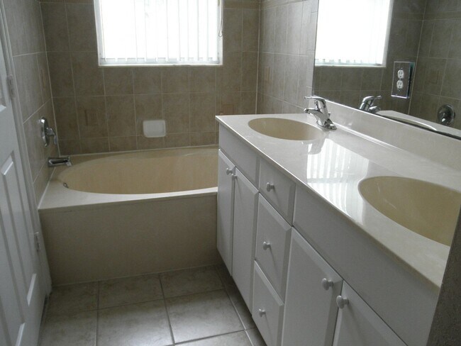 Building Photo - 894 Pipers Cay Dr